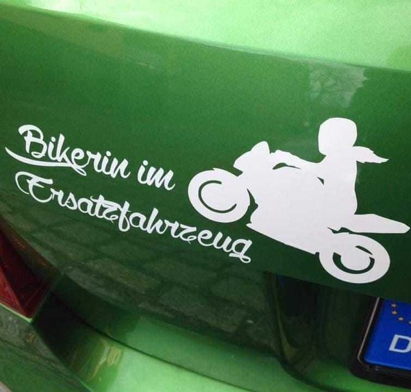 "Bikerin im Ersatzfahrzeug" Autoaufkleber